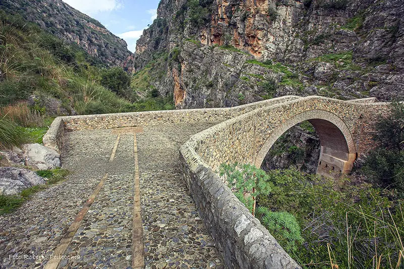 Ponte del Diavolo sul torrente Raganello a Civita